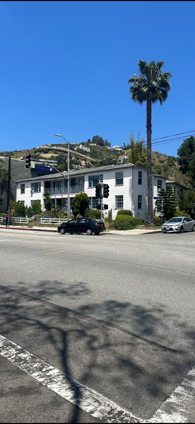 Foto del edificio - 1701 Nichols Canyon Rd
