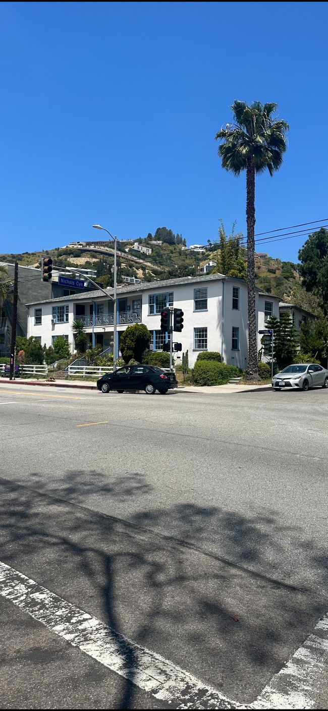 Building Photo - 1701 Nichols Canyon Rd