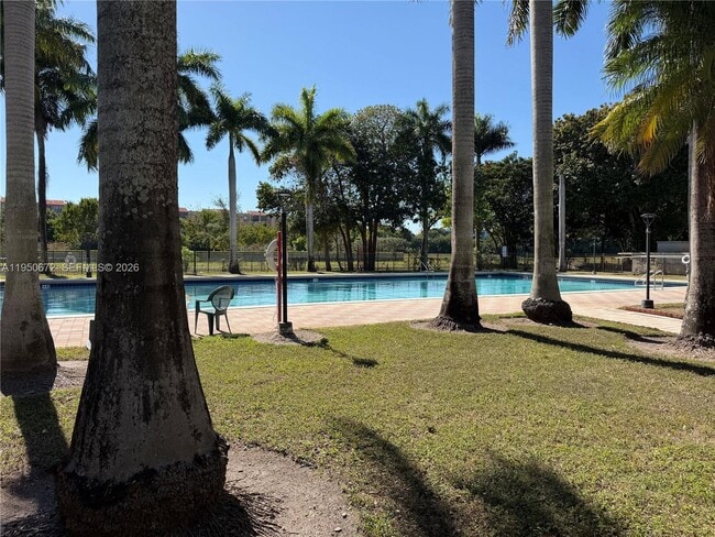 Building Photo - 9340 Fontainebleau Blvd