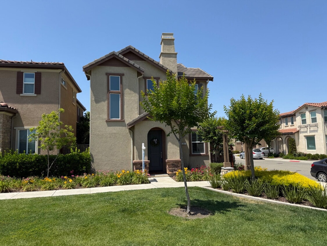 Primary Photo - Beautiful Newer Built 3 Bed/2.5 Bath Detac...