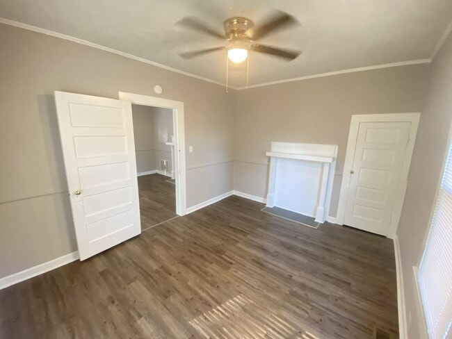 Foto del edificio - 2bd/1ba Renovated House near Downtown w/ Huge Fenced Backyard & 2 Carport