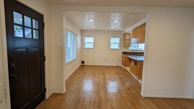 dining room - 6050 SE Milwaukie Ave