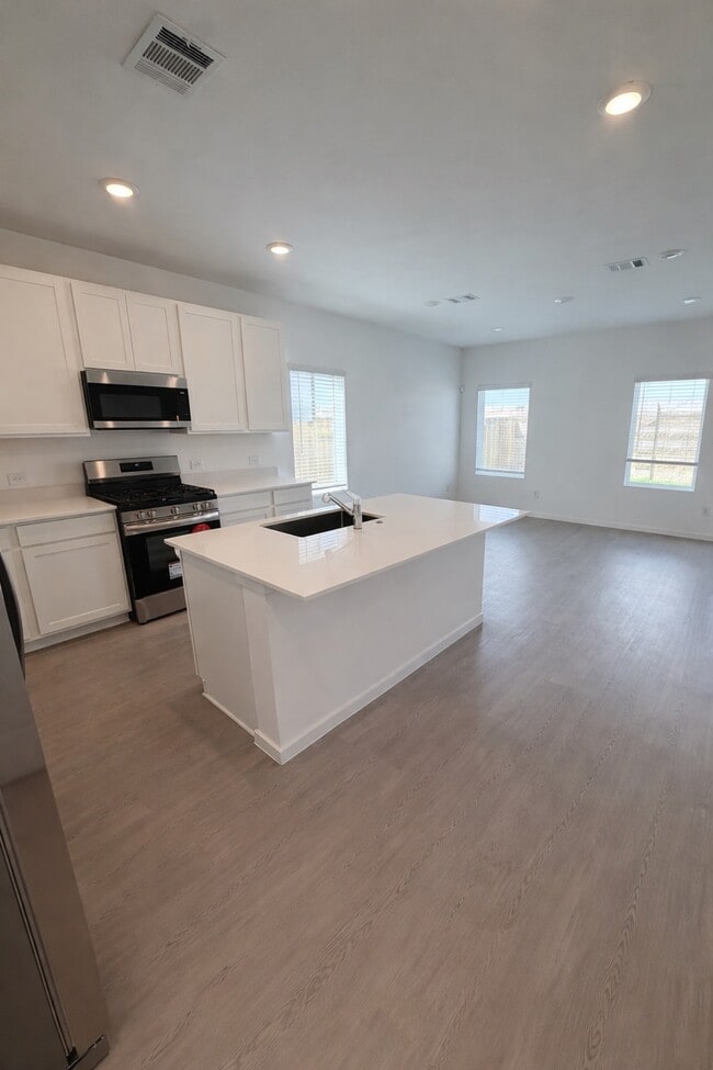 Building Photo - 2211 Salinas Dr