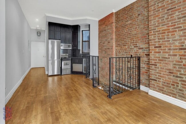 Building Photo - 250 Mott St