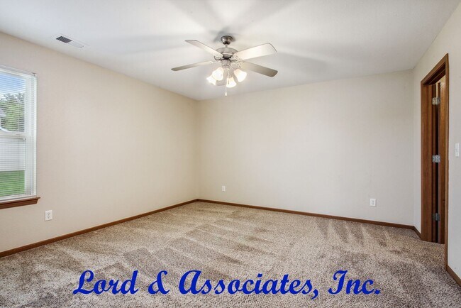 Foto del edificio - 1210 NW Willow Dr