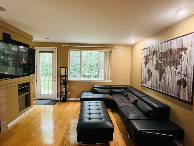 Foto del edificio - 3 Bedroom Beautiful Quiet Townhome in West...