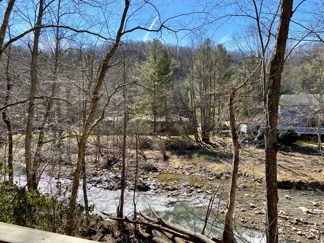 Foto del edificio - 9315 Highway 105 S