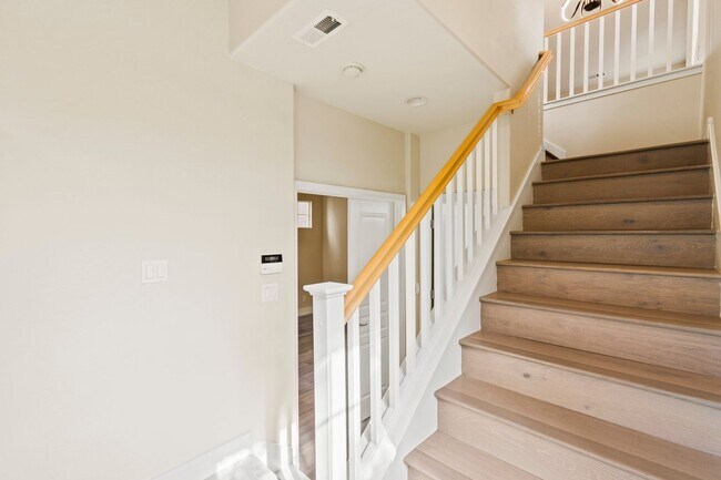 Foto del edificio - VERSATILE LUXURY LIVING IN RIVERMARK CORNE...