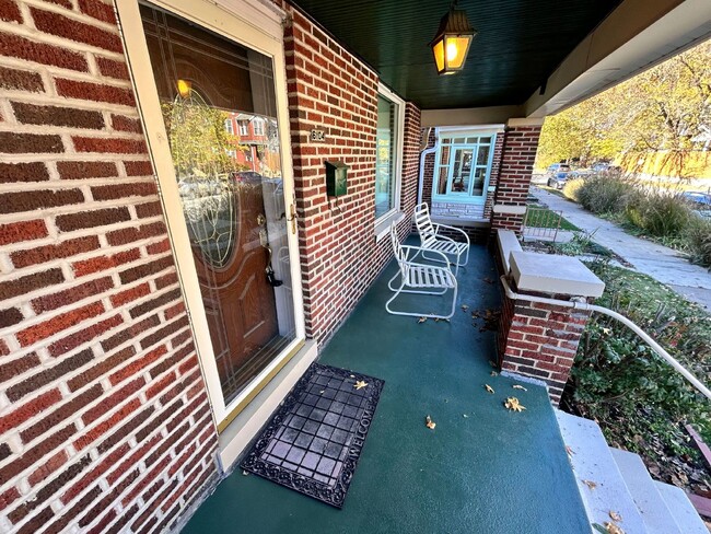 Building Photo - Charming 2-Bed Gem in St. Louis with 966 S...