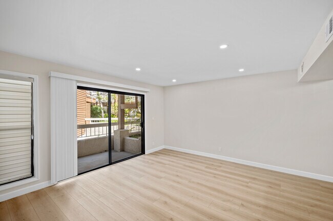 Building Photo - 436 E Palm Ave