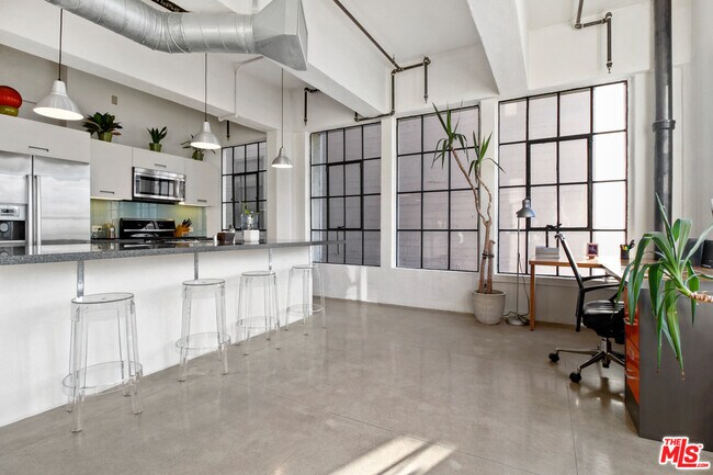 Building Photo - 746 S Los Angeles St