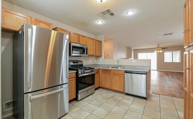 Building Photo - 1322 E Broadmor Dr