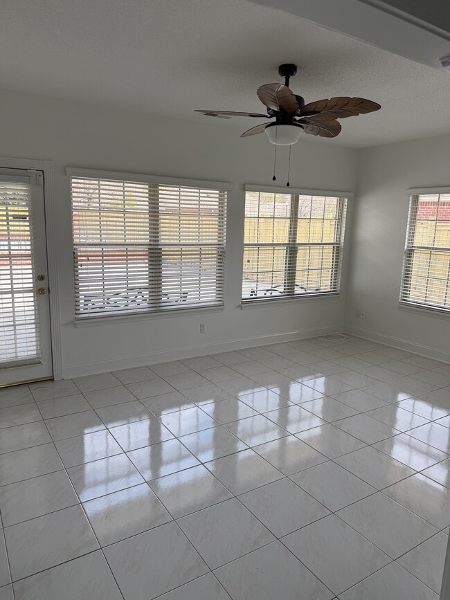 Building Photo - 1107 Avenshire Cir