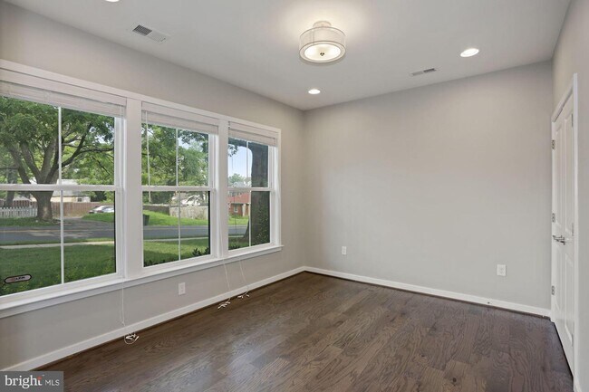 Building Photo - 3961 Oak St