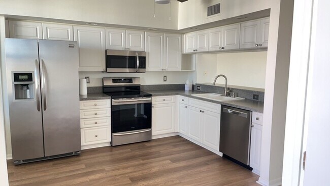 Building Photo - 3 bedroom Penthouse Condo overlooking East...