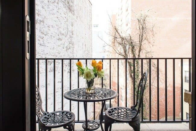 Building Photo - 809-4B  Studio Balcony W/D Prime location