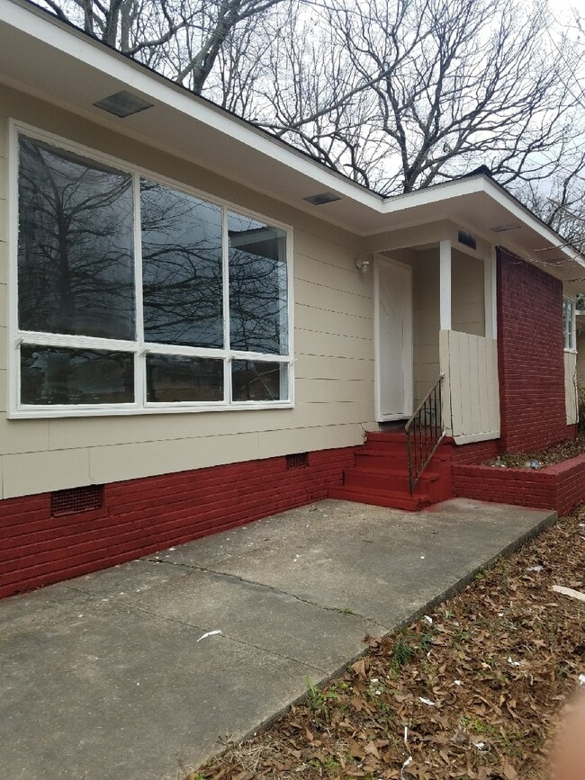 Building Photo - 2850 Oak Forest Dr