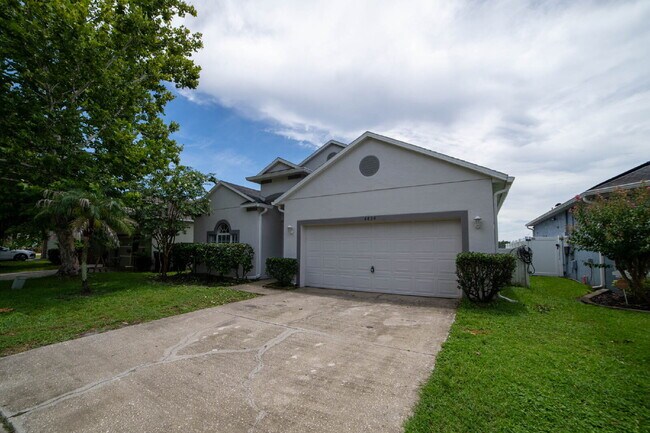 Foto del edificio - **Charming 4BR/2BA Pond-View Home with Boat Ramp Access – East Orlando **