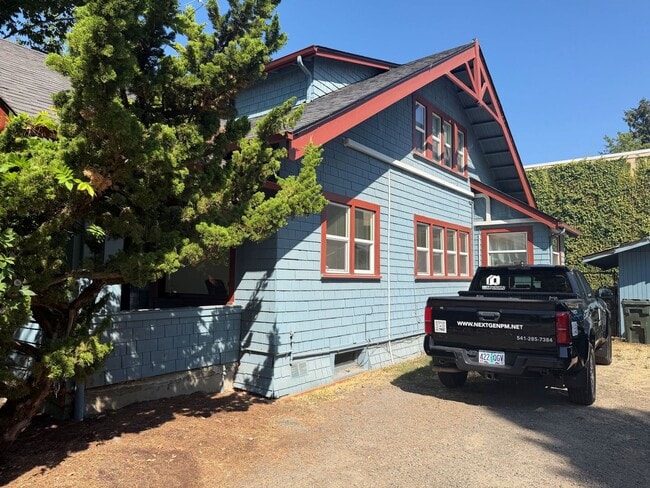 Building Photo - 245 W 13th Ave