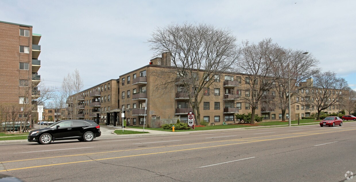 Foto principal - 1002 Lawrence Ave E