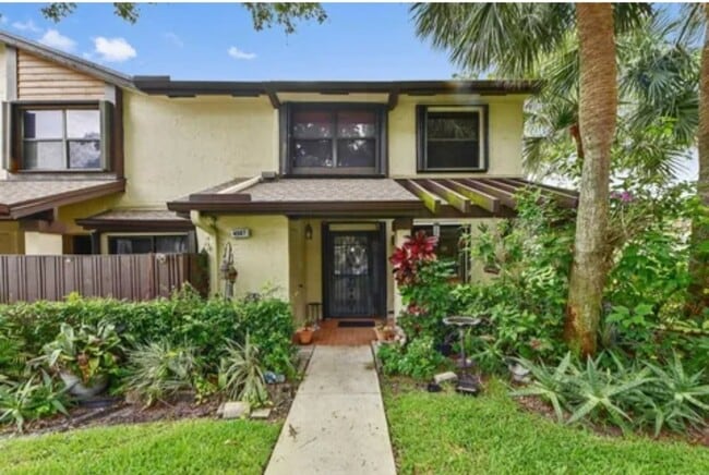 Building Photo - 4587 Carambola Cir S