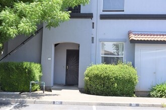 Building Photo - 5201 Laguna Oaks Dr