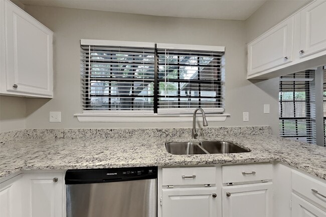 Building Photo - 3323 Colonel Ct Dr