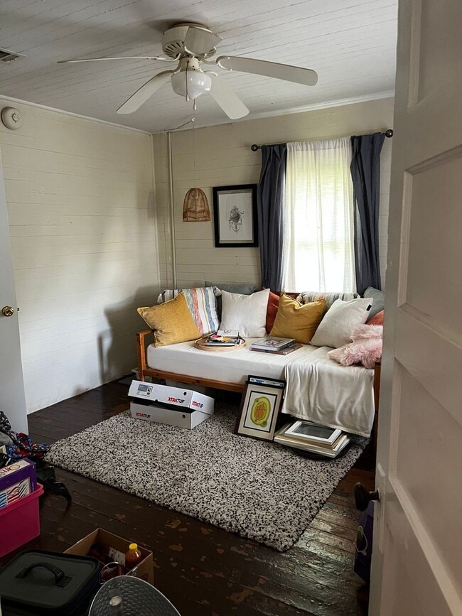 Building Photo - Easy St. Two Bedroom