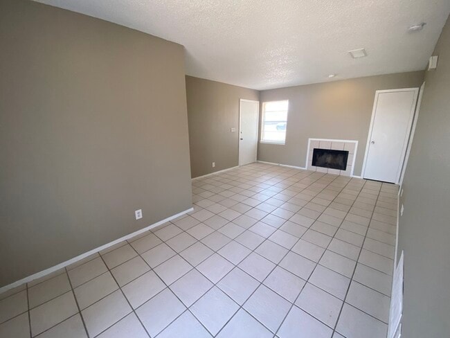 Building Photo - 1 bed 1 bath duplex unit