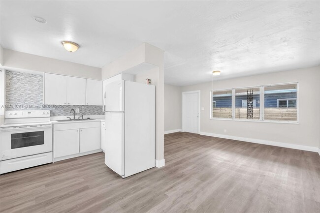Building Photo - 923 N 17th Ave
