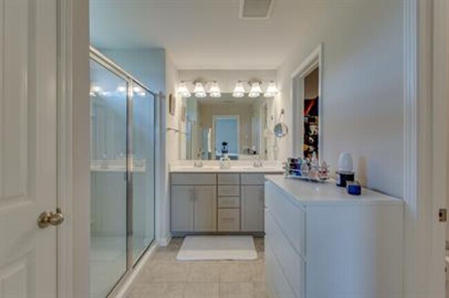Foto del edificio - Beautiful Townhouse in Murfreesboro!