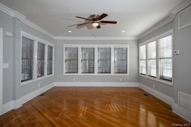 Foto del edificio - 576 Scranton Ave