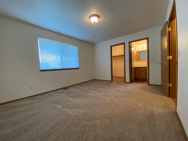 Foto del edificio - 645: 3674 E. 2nd Ave