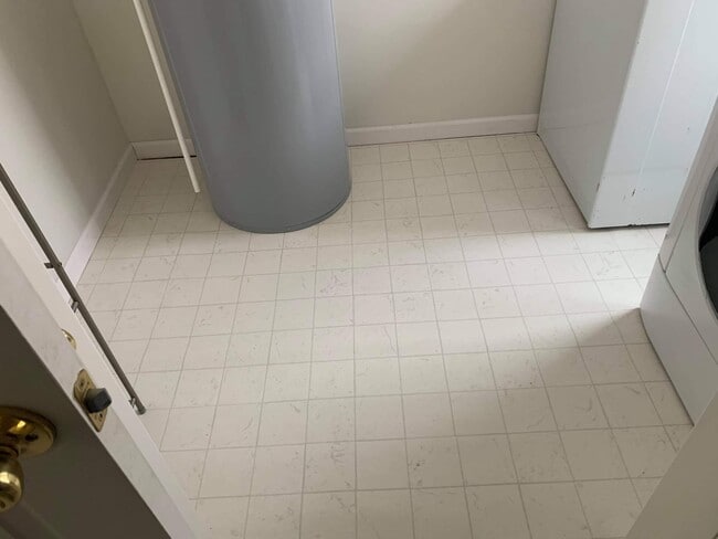laundry room - 631 E Monroe St