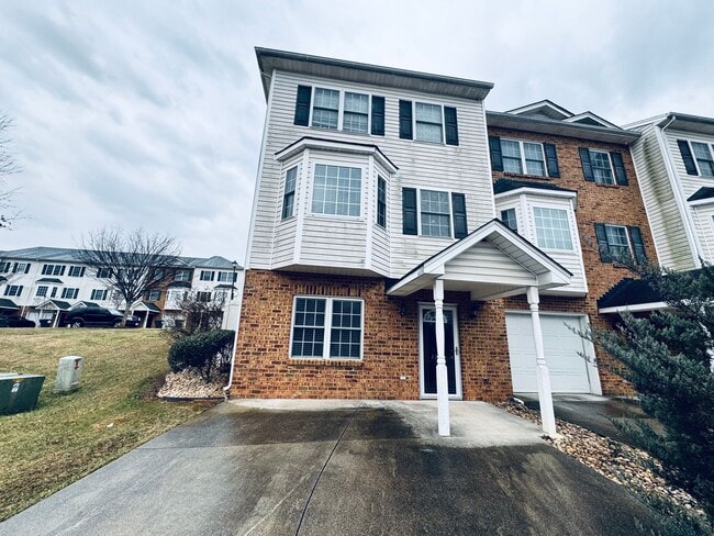 End Unit Wyndhurst Townhome - End Unit Wyndhurst Townhome