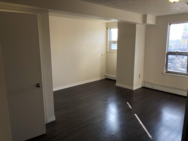 Photo du bâtiment - 570-570 King St W