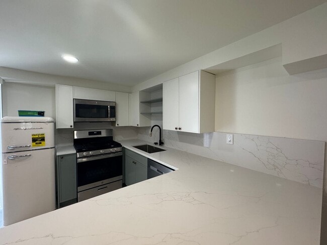 Building Photo - Newly Remodeled 2BR/1BA Lower-Level Unit