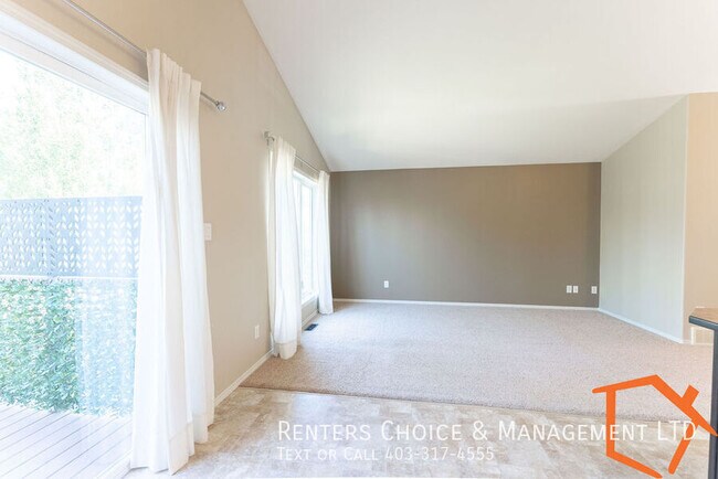 Photo du bâtiment - 3 Bedroom Duplex With Garage