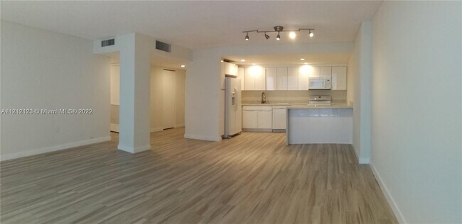 Foto del edificio - 600 NE 36th St