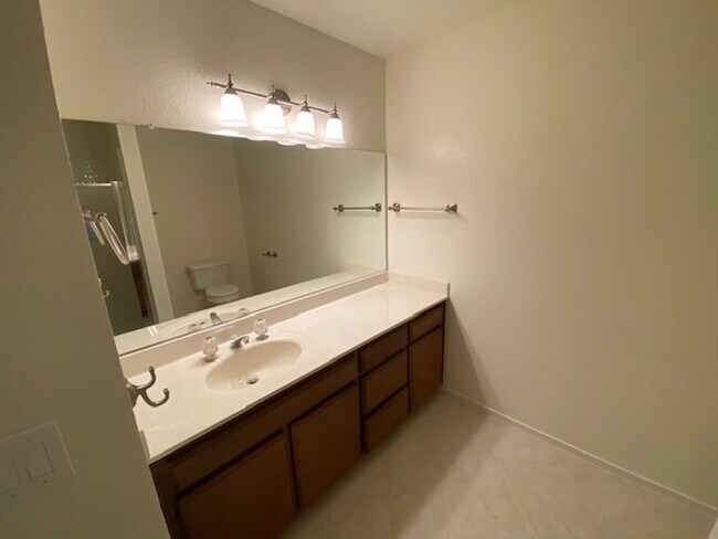 Foto del edificio - Glen Heights Condo