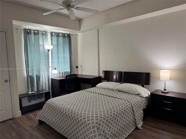 Foto del edificio - 6001 SW 70th St
