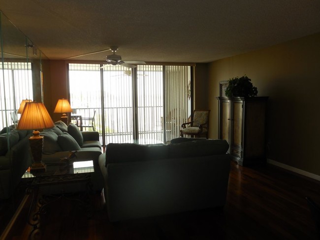 Foto del edificio - FURNISHED - Seasonal 2 bedroom 2 bath condo