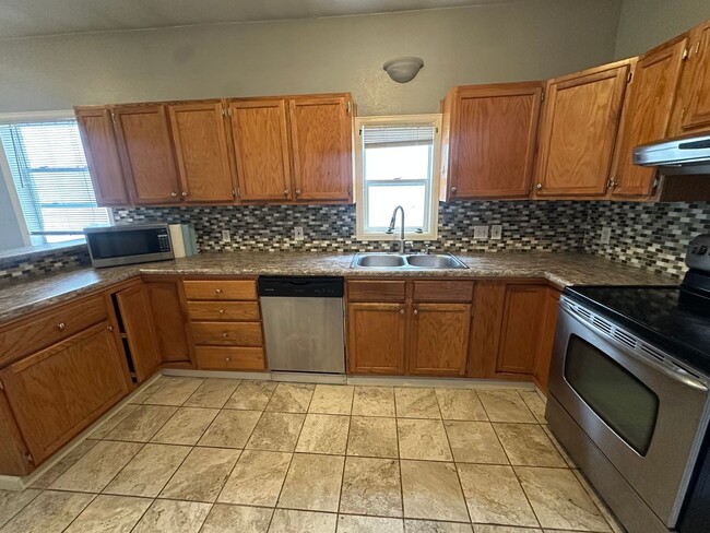 Building Photo - 4415 Umatilla St