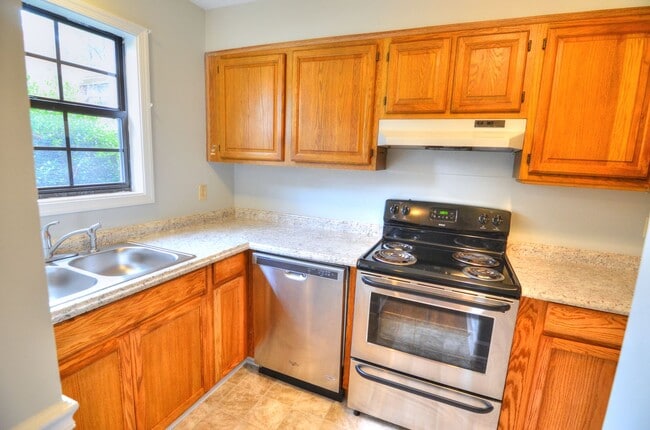 Building Photo - Lovely 2 Bedroom, 1.5 Bath Townhouse in Carrboro - Avail in March!