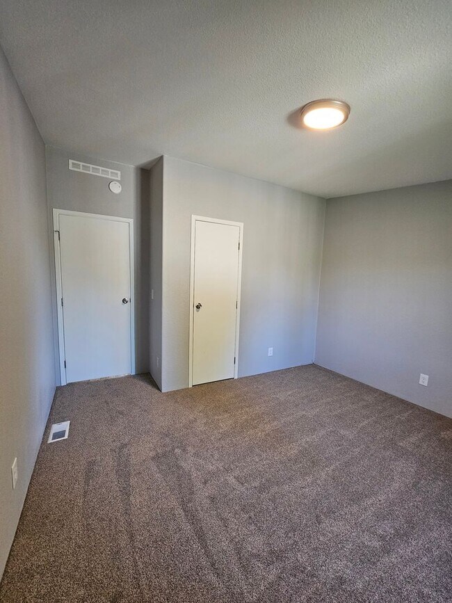 Building Photo - 5260 Peaks View Dr