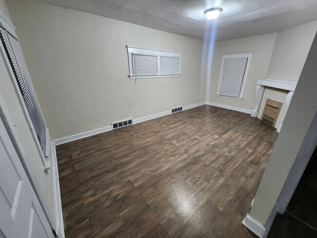 Foto del edificio - Charming 5-Bedroom Property in Prime Location (Section 8 vouchers Accepted)