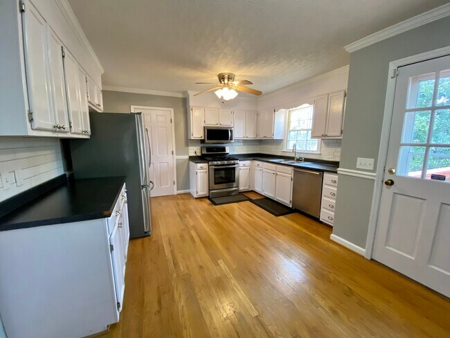 Building Photo - 979 Otter Way NE