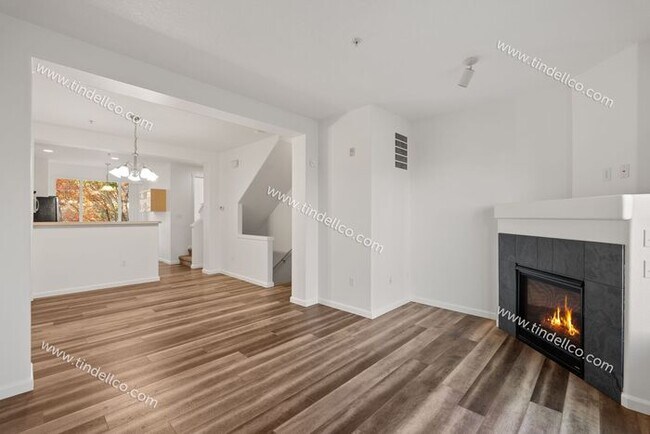 Foto del edificio - Charming Townhome w/ Fireplace, Balcony & ...