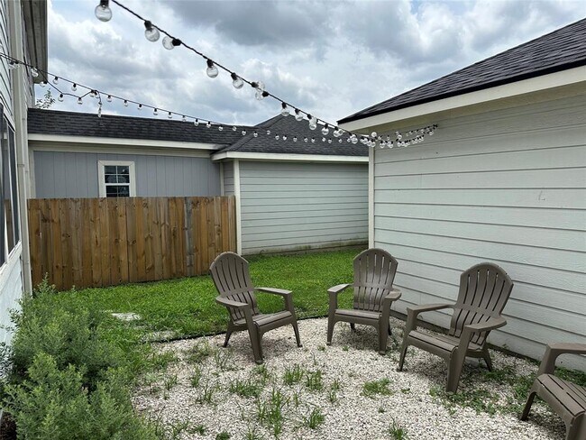 Foto del edificio - 3910 Mossy Pl Ln