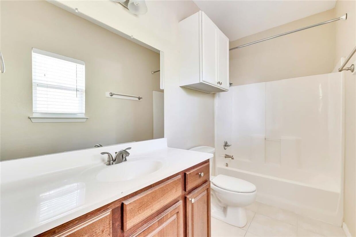 Foto del edificio - Welcome to this delightful two-story home!